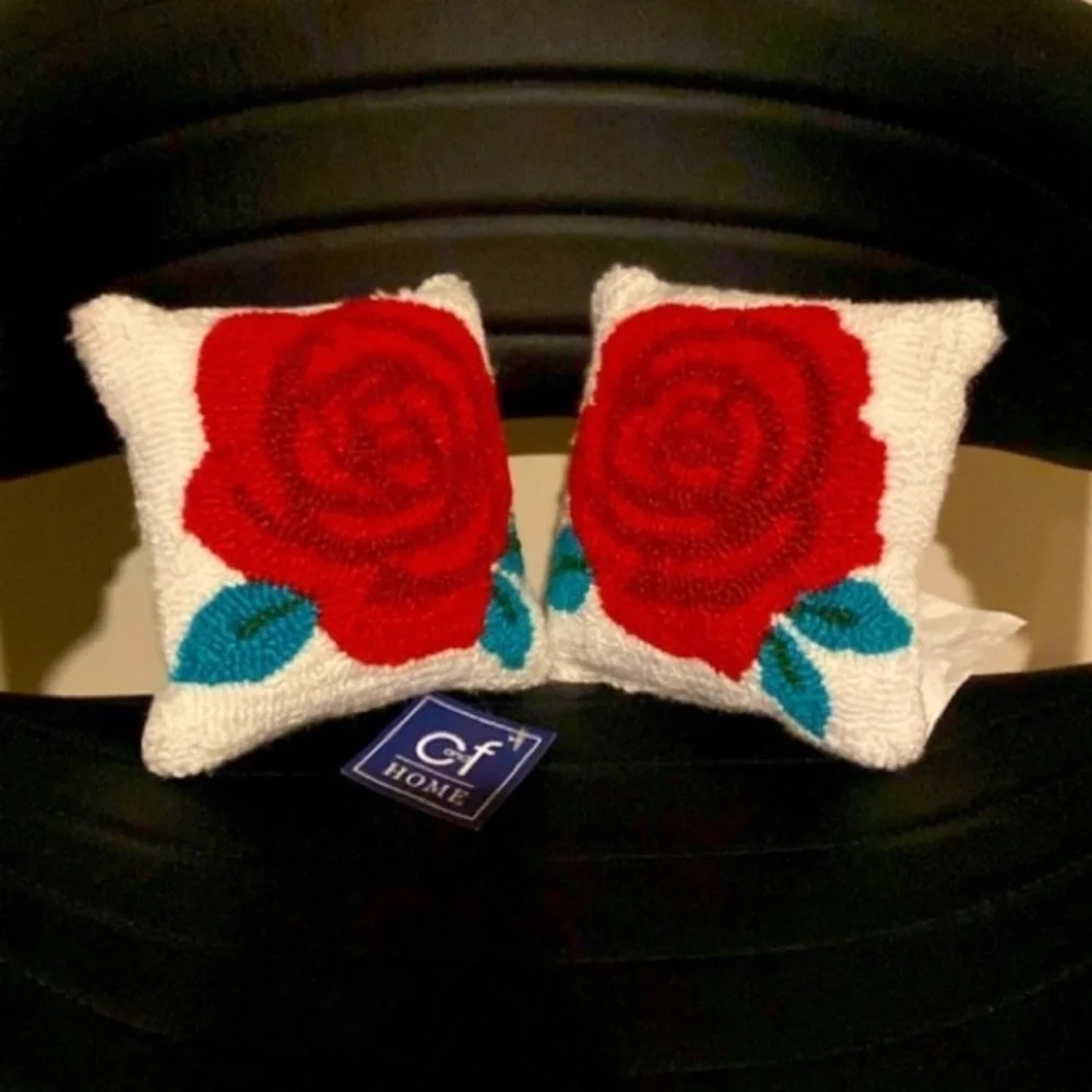 Rose Floral Knit Accent Pillows (2) 🆕